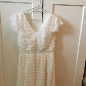 SOMMARKLÄNNING  - En sval sommarklänning i nyskick ✨ Strl 38 men kan även passa 36  beroende på hur man vill att den ska passa!    Pris kan diskuteras! 