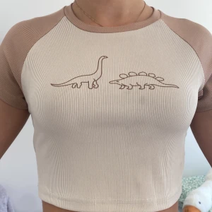 Beige och brun dinosaurie tröja  - Perfekt tröja till sommaren och jätte gullig 