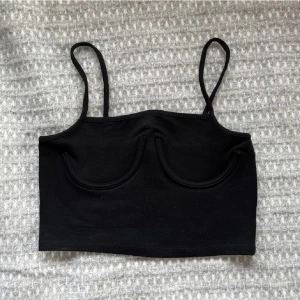 Nakd Topp - Topp från NAKD med ”inbyggda byglar” som detalj. Stl XS<3