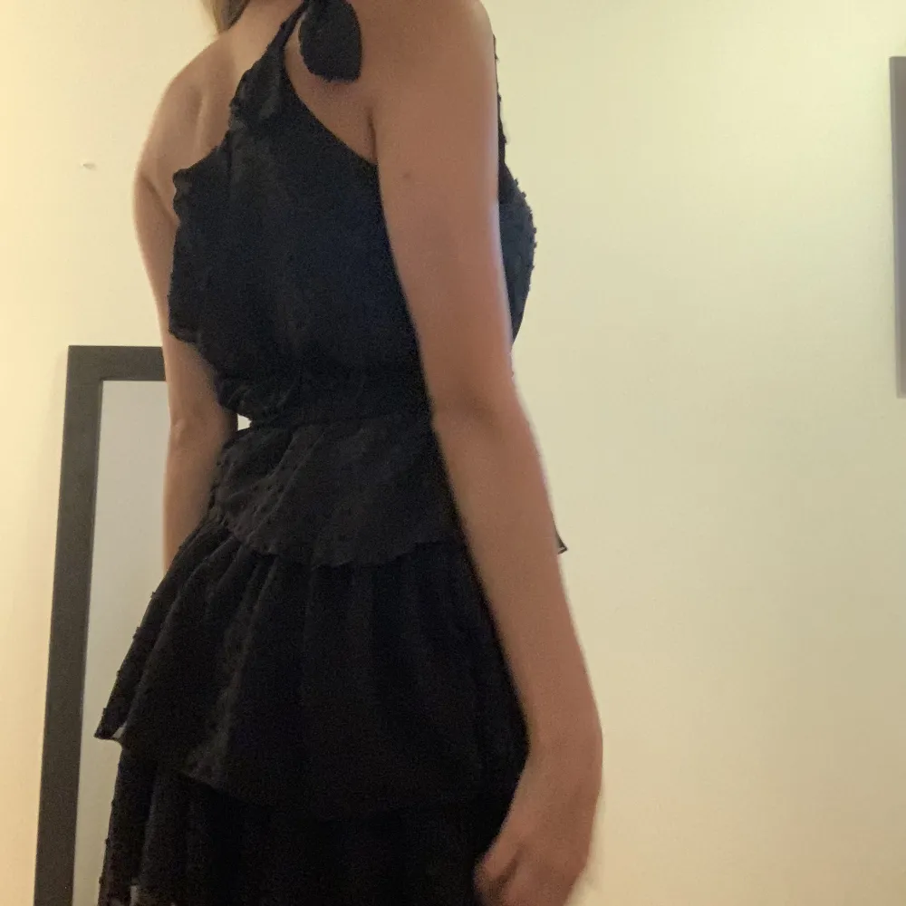 Super fin svart klänning med volang, knytning runt midjan, och en knytning över ena axeln, säljer då den inte används längre❤️. Klänningar.