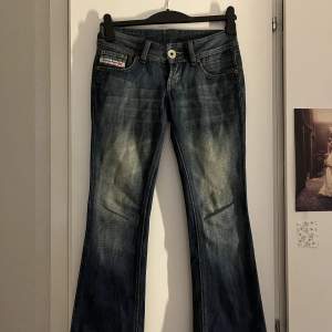 Super snygga los Waits jeans, använda fåtal gånger, hör av er vid funderingar❤️ innebenslängd är 71 cm Midjemått är 39x2 cm frakt tillkommer 