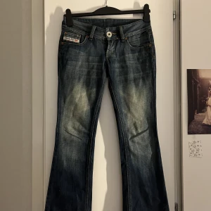 Diesel jeans  - Super snygga los Waits jeans, använda fåtal gånger, hör av er vid funderingar❤️ innebenslängd är 71 cm Midjemått är 39x2 cm frakt tillkommer 