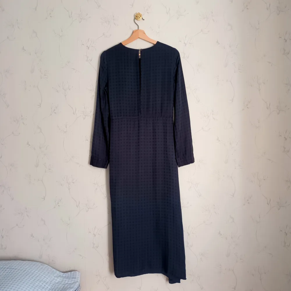 💙FÖRST TILL KVARN!💙 Jättefin blå asymmetrisk siden matt klänning. Fina volanger på vänstra sidan av klänningen, nyskick. Fint med klackar, sandaler eller till och med chunky boots och sneakers. Lättstylad till många stilar. Vill bli av med ASAP!🦋. Mekot.