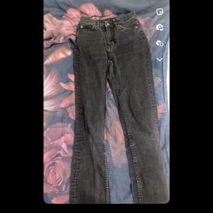 Ett par svarta jeans som jag vill minnas är från hm. Storlek 38, skriv för fler bilder eller mer information. 