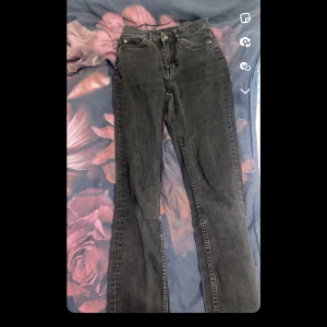 Byxor - Ett par svarta jeans som jag vill minnas är från hm. Storlek 38, skriv för fler bilder eller mer information. 