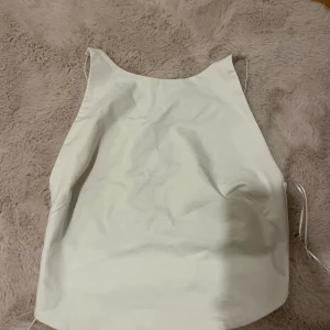Topp med låg öppen rygg  - Aldrig använd 