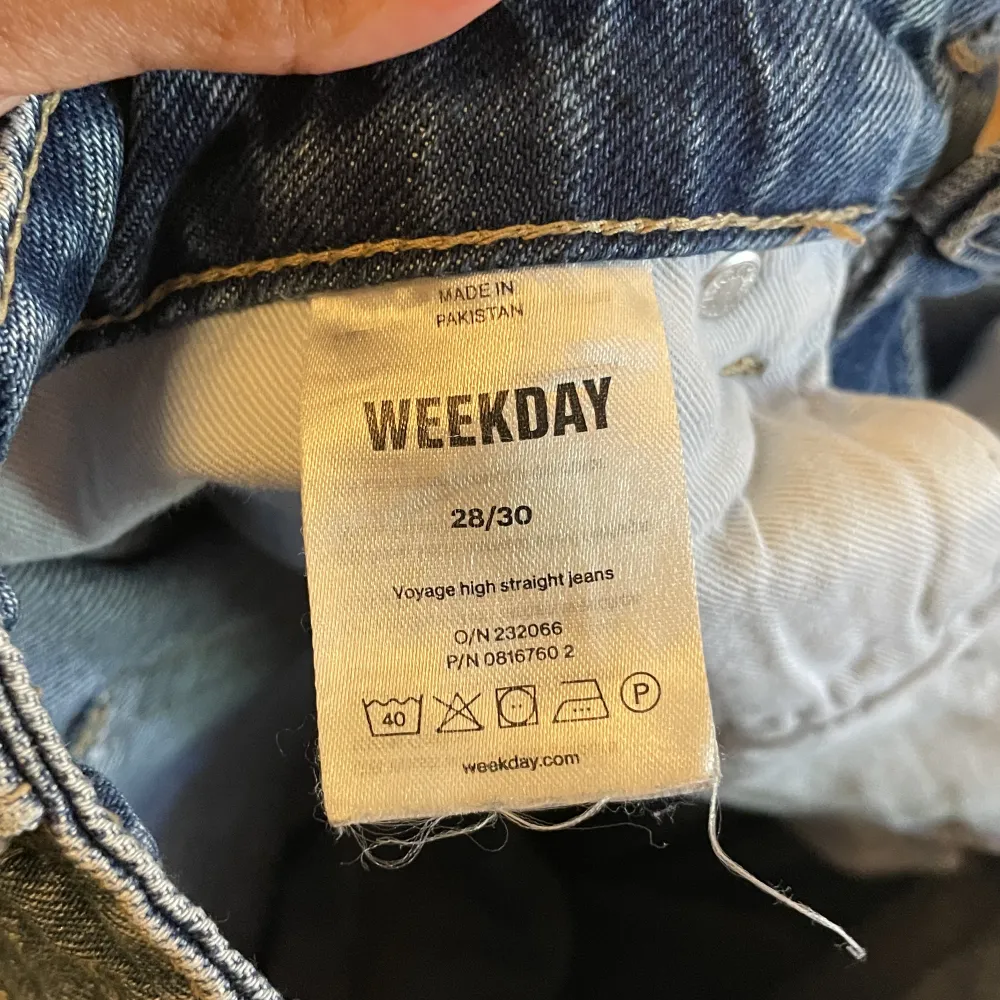 Straight jeans från Weekday i modellen Voyage. Storlek 28/30 (Dam). Inköpspris 600kr, säljs för 250kr. . Jeans & Byxor.