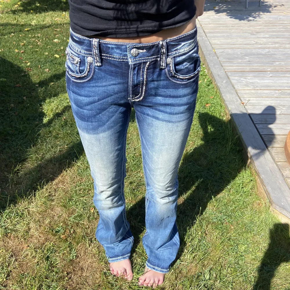 Säjer dessa stöörtballa jeans från Miss Me!! As snygga detaljer och sitter som en smäck! Storlek 28- modellen är 164cm lång för referens!❤️ köp direkt för 650kr. Jeans & Byxor.