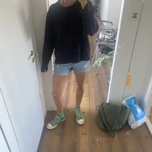 Converse  - Säljer nu mina coola gröna converse som inte kommer till användning längre. I bra sick men skosnörena är smutsiga men går att tvätta. Skriv för fler bilder eller funderingar. KÖPAREN STÅR FÖR FRAKTEN ❤️‍🔥😇