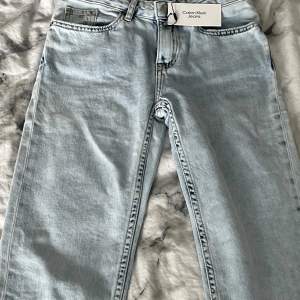 Oanvänd Calvin Klein Relaxed jeans med lappen kvar i storlek 152/12år  Ordinarie pris 800kr Säljer för 200