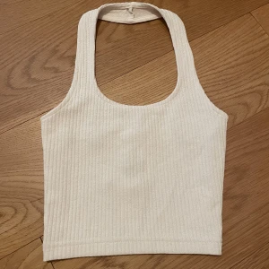 Beige topp - En beige halterneck-topp från H&M, aldrig andvänd då den var för liten. Nypris 99kr. 