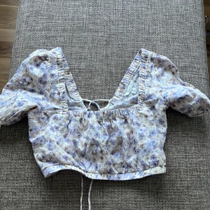Blommig sommartopp! - Super söt croptop som är perfekt för sommarn! Använts 1 gång så den inte passar mig. Bra skick🙌
