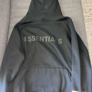 Essentials ”Fear of God” - Säljer min oanvända Essentials Hoodie, då den köptes som present till mig. Köptes i USA något år sedan, inget kvitto medföljer.