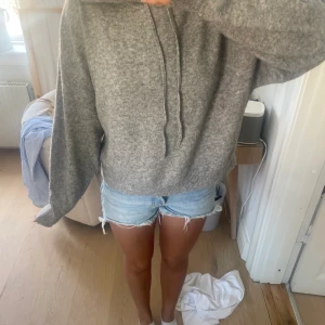 grå stickad huvtröja - Säljer denna mysiga stickade huvtröja som är perfekt till sena sommarkvällar<3