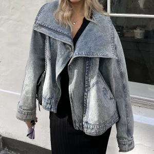 H&M - Jeansjacka  - Kikar återigen intresset på min älskade jeansjacka från H&M! Sparsamt använd, tar bud i chatten 🫶