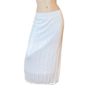 vit kjol - Vit stretchig lång kjol som slutar innan ankeln på mig. Passar perfekt till sommarn. Inköpt förra året och nästan aldrig använd. I utmärkt skick. Skriv för fler frågor! Pris kan diskuteras vid snabb affär.