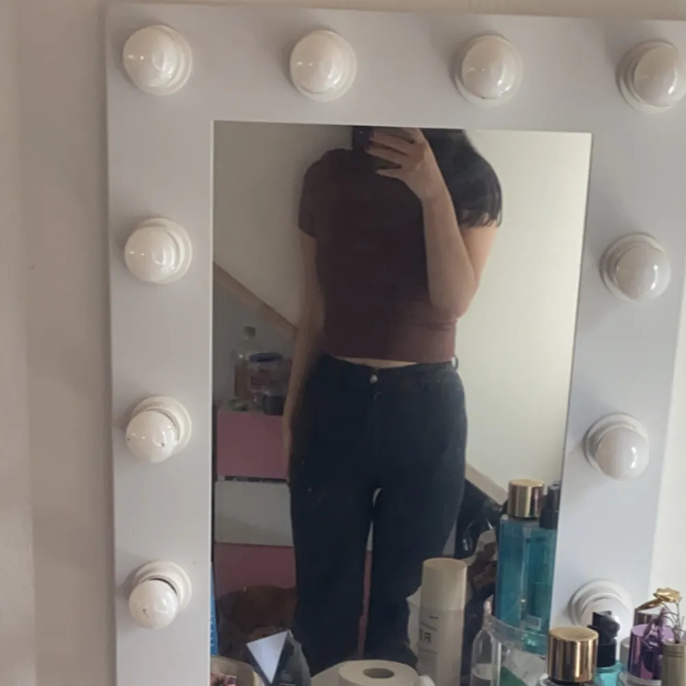 Säljer snygga jeans från Shein, med utsvängda ben i storlek Xs men passar som en S med. Säljer för de va ej riktigt min stil men annars är de skit snygga 💕💕. Farkut & Housut.