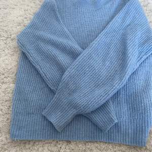 En fin babyblå stickad tröja från H&M i storlek 36. Endast använd några gånger så i mycket bra skick endast något nopprig. Säljes endast då jag inte tycker att jag passar i färgen och därför kommer inte tröjan till användning. Köparen står för frakten. 🦋💙