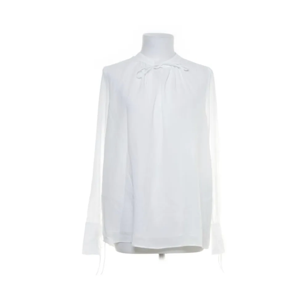 säljer denna vita blus, köpt på Sellpy med prislappen kvar! kommer inte till användning 💖. Toppar.