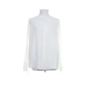 säljer denna vita blus, köpt på Sellpy med prislappen kvar! kommer inte till användning 💖