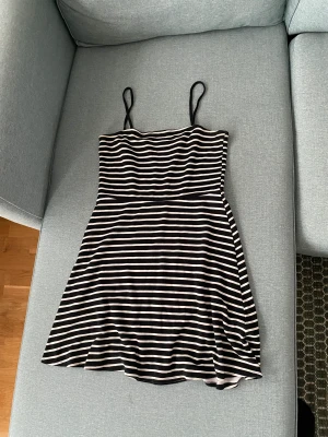 Randig klänning  - Jag rensar min garderob och vill bara bli av med allt. 