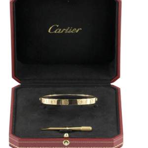 Säljer mitt guldiga Cartier love bracelet storlek 16. (Standard tjej). Inga slitage. Medföljer box + dustbag. Inköpt vintage. 