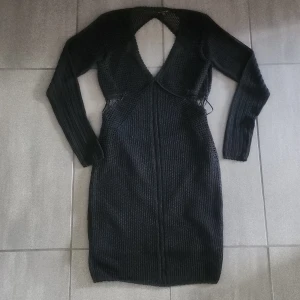 Fin guess klänning - Sexy svart klänning med öppet rygg.
