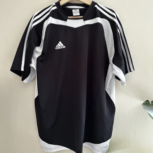 Adidas tröja - Adidas träningströja i skönt luftigt material 