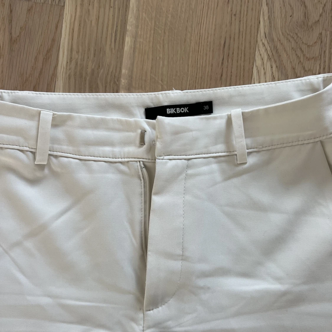 Vita kostymbyxor - 90