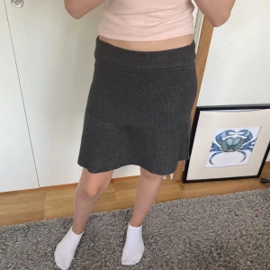 Stickad kjol - Mörkgrå stickad kjol från zara. Aldrig använd med lapp kvar.