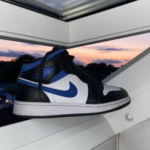 JORDAN 1 ”WHITE RACER BLUE” MID  - Säljer åt en vän då de inte kommer till användning. Skick 9,5/10. Inga defekter, enbart minimalt creasade. Köpta för 2800 kr från Merch Sweden. Pris kan diskuteras vid snabb affär!