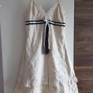 Säljer denna så sjukt fina klänning då den tyvärr inte kommer till användning ! Storlek S 