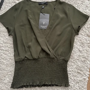 Topp  - Oanvänd topp  Storlek xs  Pris kan diskuteras vid snabbaffär 
