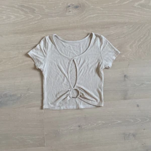 Beige topp med öppen rygg - Köpt i Argentina. Aldrig använd. Lite genomskinlig så skulle rekommendera att ha en BH under.