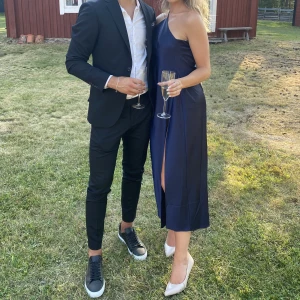 Marinblå klänning satin - Marinblå one shoulder klänning i satin från Asos. Endast använd vid ett bröllop💙 Nypris 709:- 