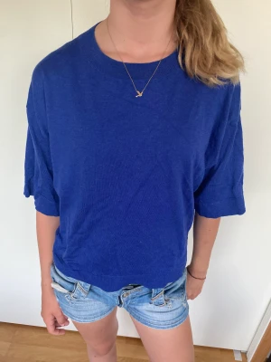 Finstickad t-shirt - Jättefin finstickad t-shirt från Mango. Använd fåtal gånger.