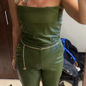Grönt set med byxa och korsett-topp - Grön skinimmitation från zara