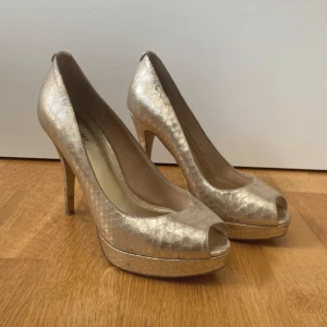 Klackarskor - Michael Kors klackarskor. Använda på två fester därav har lite av färgen gått bort.  Klackhöjd: 12cm 