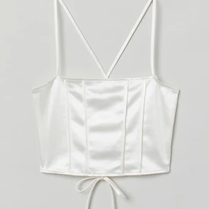 Topp - Crop top med öppen rygg i storlek small 🦋 hör av er vid minsta intresse eller funderingar 📦 kostnad för frakt tillkommer, se fraktalternativ nedan 📦