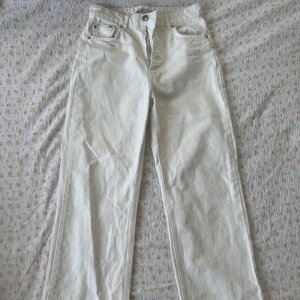 Straight jeans från Gina tricot  - Nypris 500kr. Säljer för 200 kr. Aldrig använda. Endast provat.