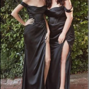 Festklänning/balklänning - Säljer denna otroligt fina och eleganta korsettklänningen i satin, i svart! Storlek 34 och köpt i Malmö. Nyrpis 3000kr. Använd endast vid ett tillfälle. 