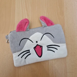 Katt-necessär - Jättegullig necessär som ser ut som en katt, med 2 olika fack.
