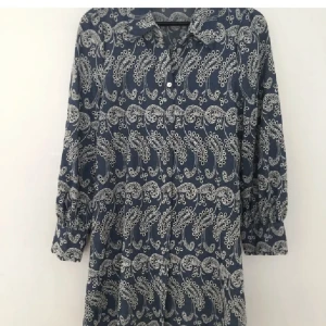 Mönstrad klänning  - Ny och oanvänd 