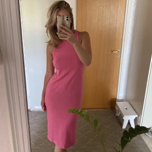 Rosa klänning - Lång klänning från Kappahl i strlk XS, använd en gång💗strlk XS, 170kr + frakt