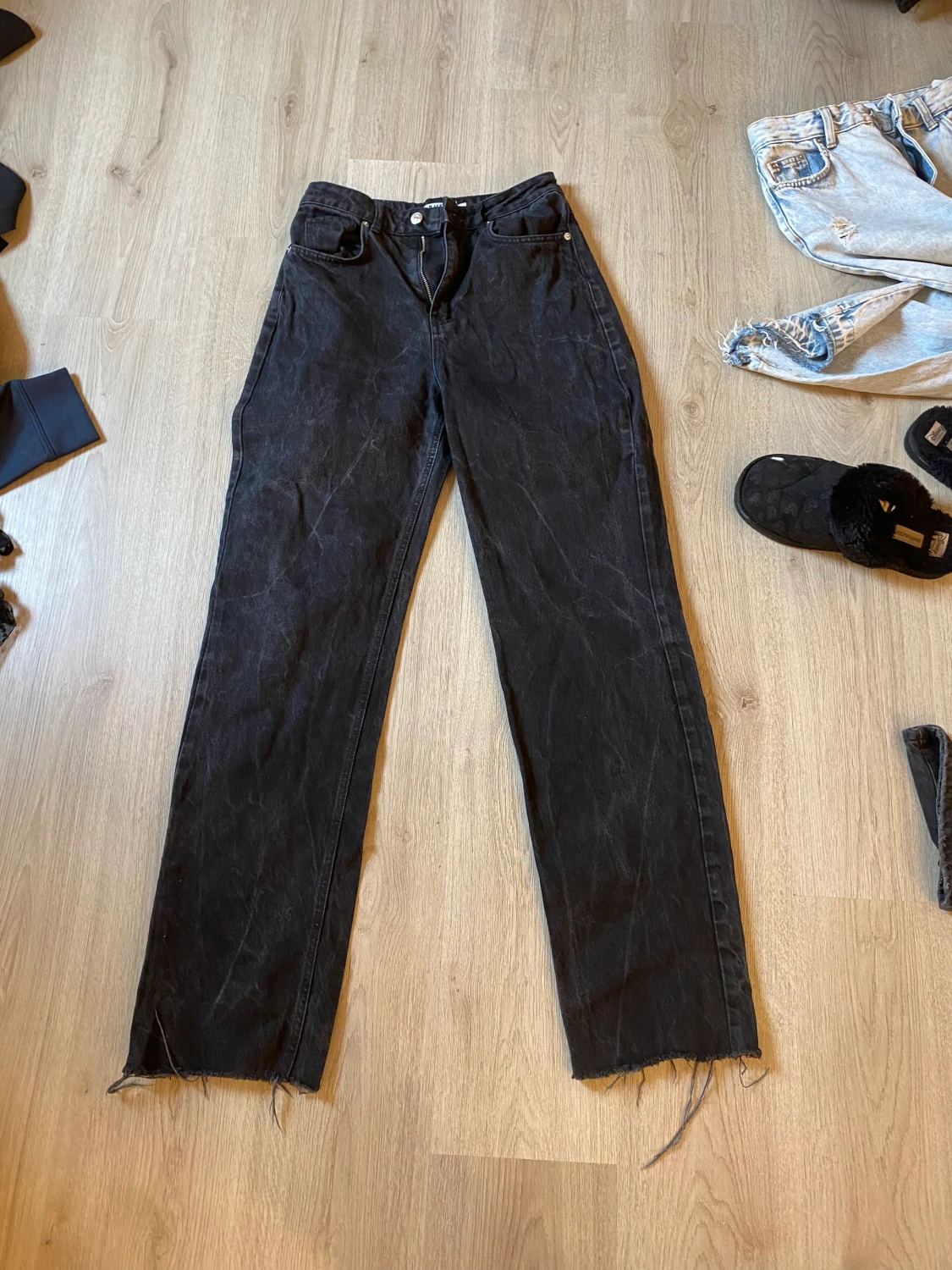 Svarta högmidjade jeans 