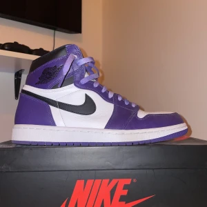Jordan 1 - Jordan 1 Court Purple 2.0  Fint skick, Äkta (Köpta från Goat)  Extra snöre följer med.