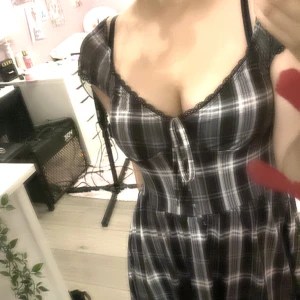 Super fin emo/alt klänning - Super fin klänning köpt för 110kr från shein. Storleken är s men vill man ha en tajtare fit skulle jag säga XS. Tyget är as skön så det är perfekt för sommaren💗 säljer för 100kr då jag har aldrig använt, endast provat på. 