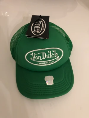 Von Dutch trucker keps  - Oanvänd trucker keps från Von Dutch köpt på Urban Outfitters, lappar kvar. Kika gärna på mina övriga annonser - samfraktar gärna :)