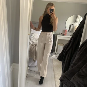 Beige kostymbyxor - Beige kostymbyxor från Bikbok med vidare ben, strl 34!