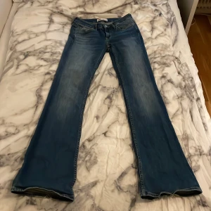 Zara lågmidjade jeans - Super snygga zara jeans, säljer för att jag aldrig använder de. Använda ca 5 gånger och är i jätte bra skick. Lite trasiga eftersom att de är för långa för mig men verkligen ingenting som syns mycket!